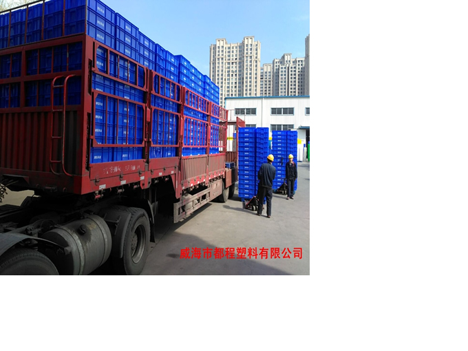 满满一车待发货的塑料周转箱"